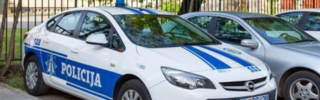 Policajac naterao devojku da uđe u auto, pa je dodirivao
