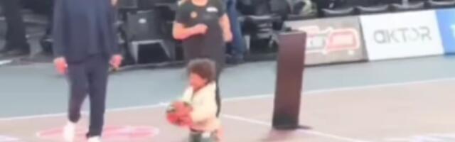 Lesorov sin napravio šou! Mali Matson ukrao loptu pre početka meča, pa počeo da beži! (VIDEO)