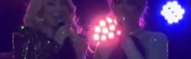 PUBLIKA JE DOČEKALA OVACIJAMA: Marija Mikić bila specijalna gošća na koncertu Lepe Brene (FOTO)