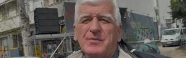 "SUTRA DOLAZIM PONOVO SA SELOM PORODICOM": Vrščanin došao na skup da podrži predsednika i učestvuje u razvijanju srpske zastave (VIDEO)
