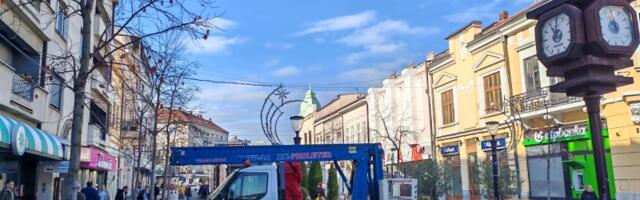 Počelo postavljanje novogodišnje rasvete u Kragujevcu (FOTO)