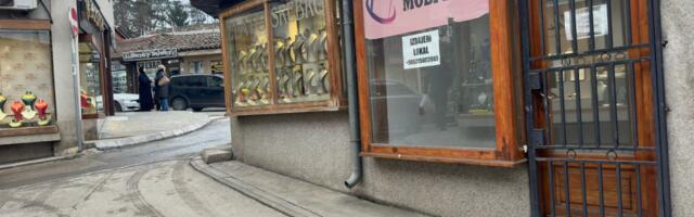 FILMSKA PLJAČKA U NOVOM PAZARU Upao u zlataru s pištoljem i biber sprejom, odneo 3 KILOGRAMA ZLATA vrednog pola miliona evra