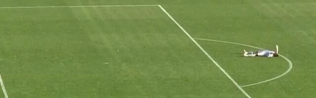 Golman izgubio svest usred meča, a onda ustao i nastavio da igra (VIDEO)