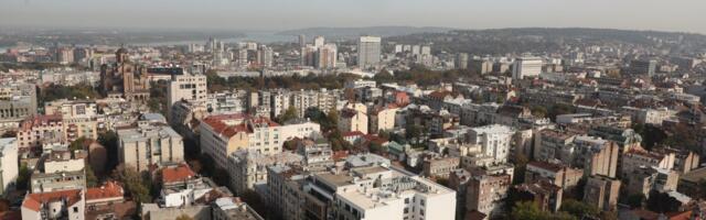 ŠOK SNIMAK bahate vožnje u Beogradu: Zbog drugog vozača automobil zamalo POKOSIO ljude na stanici
