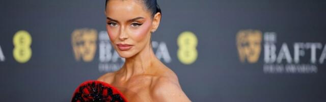 Zapalila crveni tepih: Vatrena haljina ukrala šou, njeno lice i figura nisu sa ove planete (FOTO)