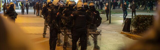 „Drže nas zatvorene“: Policija upala u Narodni pokret Srbije, hoće da oduzme telefon MIroslavu Aleksiću