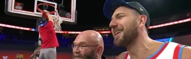 Vasa Micić i Darko Perić pevaju Silvanu Armenulić dok slave pobedu i ovaj duet će se zauvek pamtiti