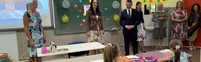 Predsednik Kovačević uručio đacima prvacima rančeve sa edukativnim sadržajem