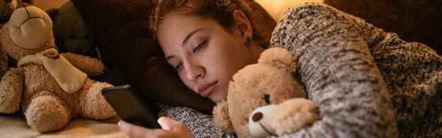 Gledanje u telefon otežava uspavljivanje - istina ili mit?