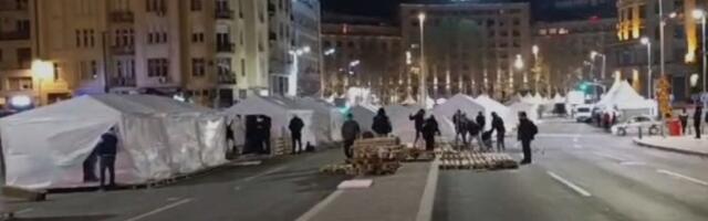 Šatori, štandovi, ograde... Kako izgleda ĆACILEND 2.0 pred SNS miting (VIDEO)