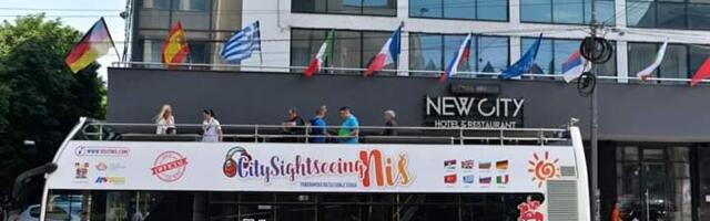 TON: Polasci panoramskog autobusa obustavljeni iz “tehničkih razloga”