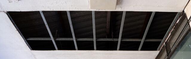 U osnovnoj školi na Voždovcu pao veći deo plafona (FOTO)