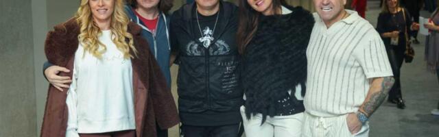 Pola estrade se okupilo da podrži jednog čoveka: Među prvima stigla ova plavuša, oni su večeras glavna tema