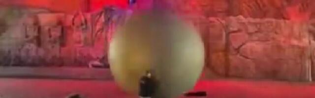 Džinovska kugla od 180 kg počela da se kotrlja prema publici, reakcija radnika je neverovatna: "Spasio nas je"