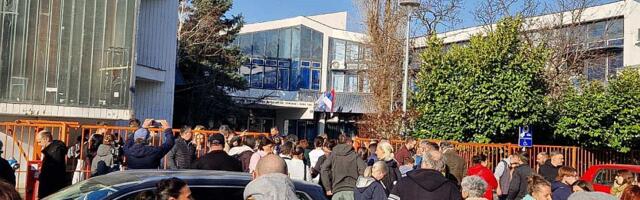 Roditelji ispred OŠ "Prva vojvođanska brigada" nakon što je policajac ušao na čas
