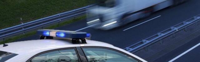 KAMION PROBIO ZAŠTITNU OGRADU I SLETEO U KANAL! Teška nesreća kod Inđije, vozač hitno prevezen u bolnicu! (VIDEO)