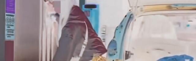 Nećemo ostati bez goriva, draga! Šokantan video postao viralan usred krize sa gorivom: Žena snimljena kako sipa benzin u plastične kese i stavlja ih u gepek /VIDEO/