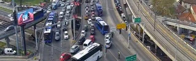 UŽASNE GUŽVE NA AUTOKOMANDI I PANČEVAČKOM MOSTU: Kolone duge i po nekoliko stotina metara - ozbiljan jutarnji špic za kraj radne nedelje (FOTO)