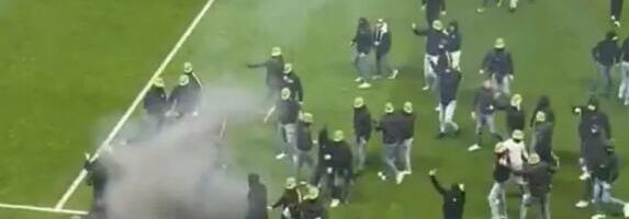 NEZAPAMĆEN HAOS U FRANCUSKOM FUDBALU! Navijači besni zbog ispadanja uleteli na teren da jure fudbalere