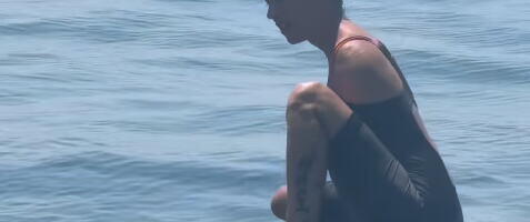 "Nezaustavljiva" Devojka sa krilima uči da surfuje: Objavila video koji svi gledaju s nevericom i čestitaju joj