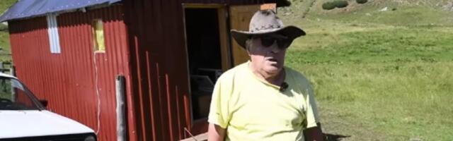 Zovu ga Fojnički Robinzon: Mujo živi sam u tri kuće, a dve je sam napravio i to od drveta, voza ih gde poželi