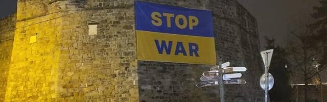 ZAUSTAVITE RAT – Na Bedemu okačena zastava Ukrajine sa sloganom “STOP WAR”