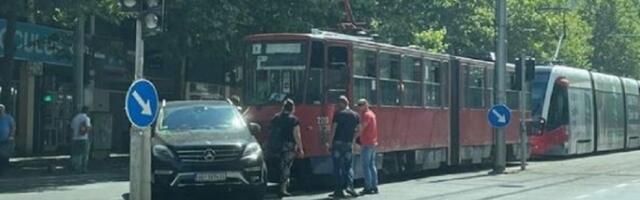 Sudar tramvaja i automobila na Bulevaru kralja Aleksandra (FOTO)