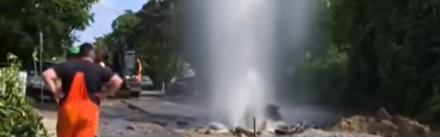 GEJZIR usred Beograda: Raspad od radova, voda ŠIKLJA (VIDEO)