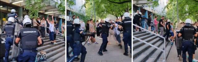 Haos ispred suda u NS: Policija izgurala građane (VIDEO)