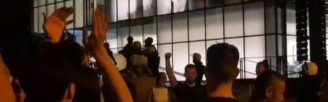 Pušteni građani i studenti koje su držali zatvorene u Rektoratu: Dobili ovacije i aplauz (VIDEO)