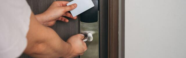 Čovek je ušao u hotelsku sobu i na zamagljenom prozoru primetio čudnu stvar: Ostao je užasnut!