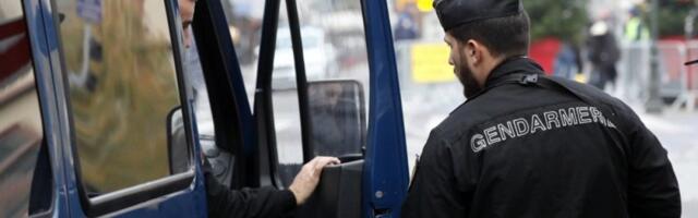 Krenuo nožem na žandarmeriju, a onda su se začuli hici i sirene - jezive scene ispred Trijumfalne kapije (UZNEMIRUJUĆ SNIMAK)