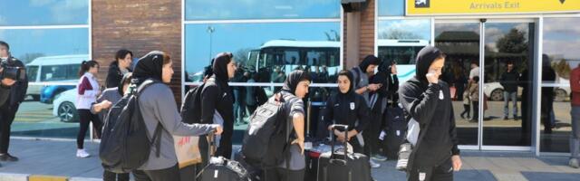 ZATRAŽILE AZIL PA PROMENILE ODLUKU: Iranske fudbalerke se vratile u zemlju, dve igračice ostale u Australiji