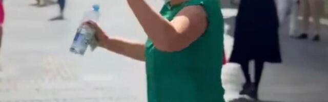 ŽENA PRIŠLA ULIČNOJ PEVAČICI U KNEZU I URADILA NEŠTO NESVAKIDAŠNJE: Ljudi gledali u čudu, SVE JE SNIMLJENO (VIDEO)