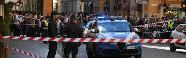 Automobil pokosio pešake! Uznemirujuć snimak se širi mrežama: Ima mnogo povređenih, lice mesta preplavljeno službama