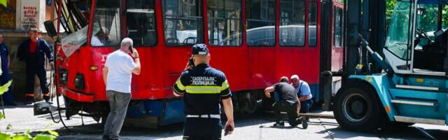 U TRAMVAJSKOJ NESREĆI NA DOĆOLU POVREĐENA I DECA: U vozilu bilo mnogo putnika, panično su lomili prozore i iskakali posle udarca! (foto, video)