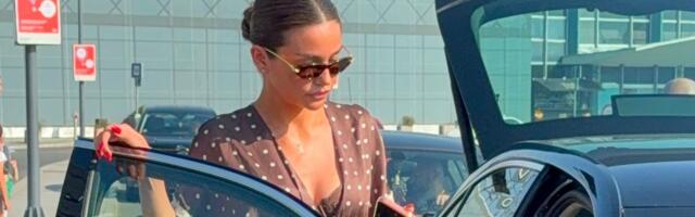 Dala lekciju iz elegancije! Breskvica kao sa modne piste: U rukama Birkin torba, na nogama vrtoglave potpetice