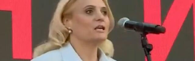 STVARNO SE SVE VIDI NA VIDOVDAN! Blokaderi slagali narod: Opozicionu poslanicu predstavili samo kao ADVOKATA IZ BEOGRADA, krili da je aplaudirala Vučiću (VIDEO)