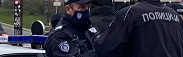 PLJAČKAŠ ISPRED MARKETA PRESREO VOZILO SA NOVCEM, UDARIO RADNIKA OBEZBEĐENJA PIŠTOLJEM I OTEO KASU! Seo u sivu "reno lagunu" i pobegao! Detalji pljačke na Čukarici!
