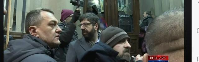 Opozicija pokušava da nasilno uđe u Skupštinu grada Beograda, polomljena vrata