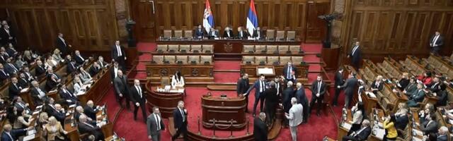 Opozicija pravi haos u skupštini, nasrću na govornicu i viču