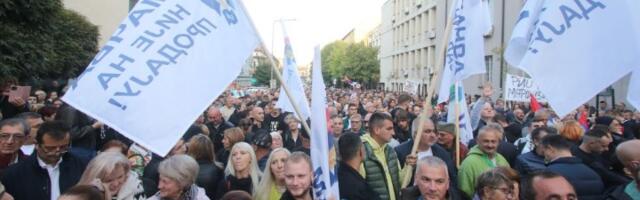 Deka (92) biciklom na protest u Loznici: Vozio 6 sati (FOTO)