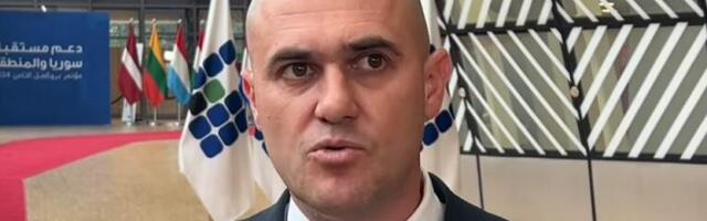 DAJE DEČAKU U RUKE AUTOMATSKU PUŠKU DA PUCA: Novi sramotni snimci ministra šokirali zemlju!