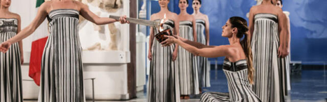 Због кише без традиционалне церемоније, олимпијска бакља упаљена резервним пламеном