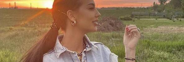 MALI ZELENI RAJ KAĆE GRUJIĆ U KOJI BEŽI KAD JOJ JE SVEGA PREKO GLAVE: Pevačica uživa u sopstvenoj nekretnini okružena nestvarnom prirodom (FOTO)