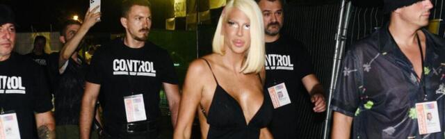 ŠTA SE SAD DEŠAVA? Karleuša sva u crnom urla u Šimanovcima: Jedna stvar je izbacila iz takta, odmah reagovala!