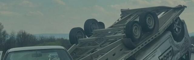 Udes na auto-putu, automobil se prevrnuo na krov (video)