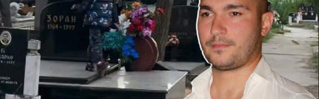Mirko Šijan odveo sinove na očev grob: Dečaci ljubili dedin spomenik, pored groba statua u prirodnoj veličini