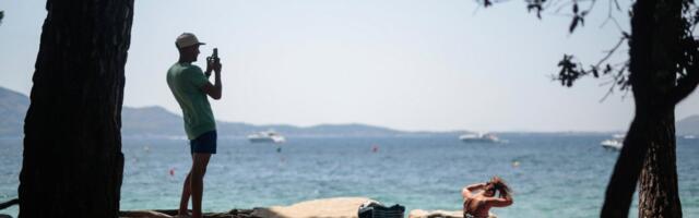 "Potpuni haos, svi se dodiruju, rame uz rame" Horde turista preplavile italijansku obalu i "zarobile" građane