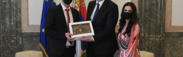 HVALA ZA DIVNU KOMOVICU KOJU ĆEMO ČIM PROĐE PANDEMIJA ZAJEDNO DA POPIJEMO! Vučić: Veliko bravo i hvala ovim požrtvovanim mladim ljudima! /Foto/